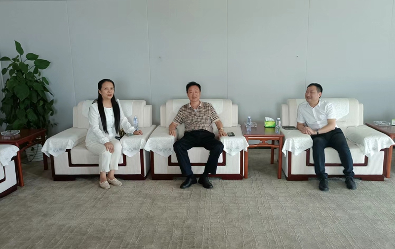 岳氏集團(tuán)董事長岳平安、北京中郵鴻運(yùn)董事副總黃貴斌拜訪中展航空