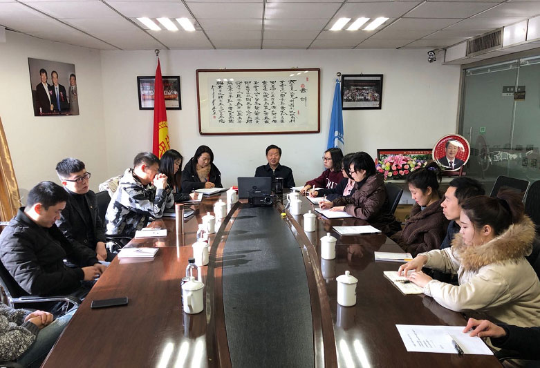 岳氏集團(tuán)董事長、中醫(yī)藥康養(yǎng)委員會(huì)主任岳平安與北京全球商源文化傳播公司簽訂戰(zhàn)略合作協(xié)議