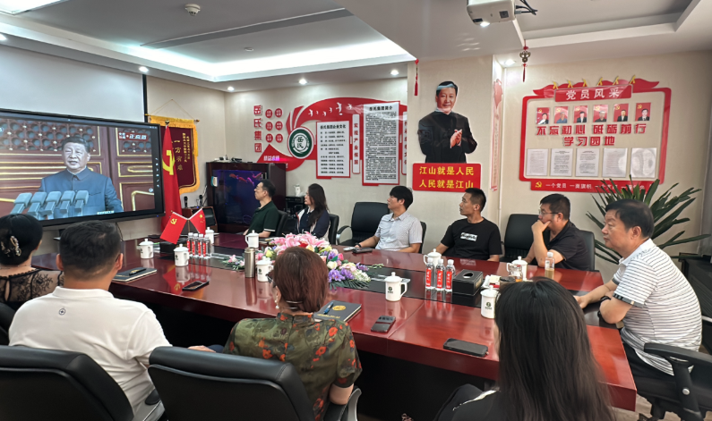 岳氏集團組織觀看抗戰(zhàn)勝利閱兵，愛國情懷激蕩人心